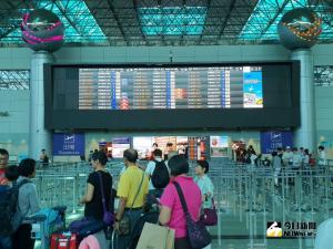 ▲不用等到機場就能確認班機資訊，旅客出發前可先用iPhone查詢預覽航班。（圖／機場提供）
