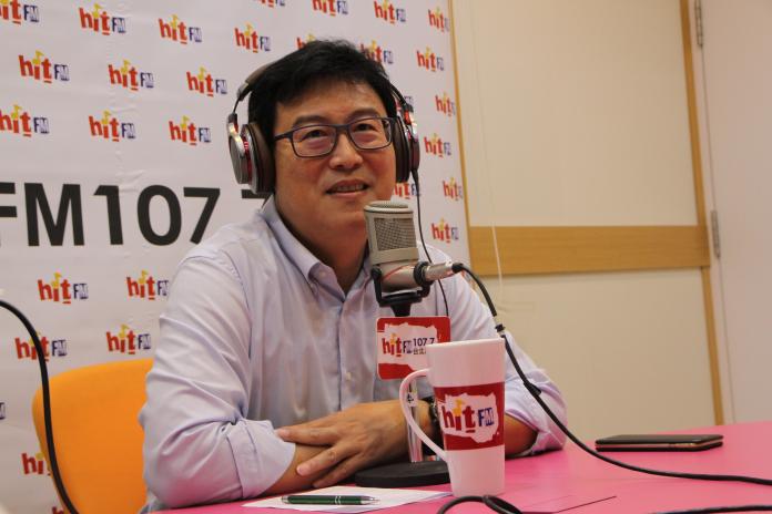 民進黨台北市長候選人姚文智10日接受廣播電台訪問。（圖／Hit Fm《蔻蔻早餐》提供）