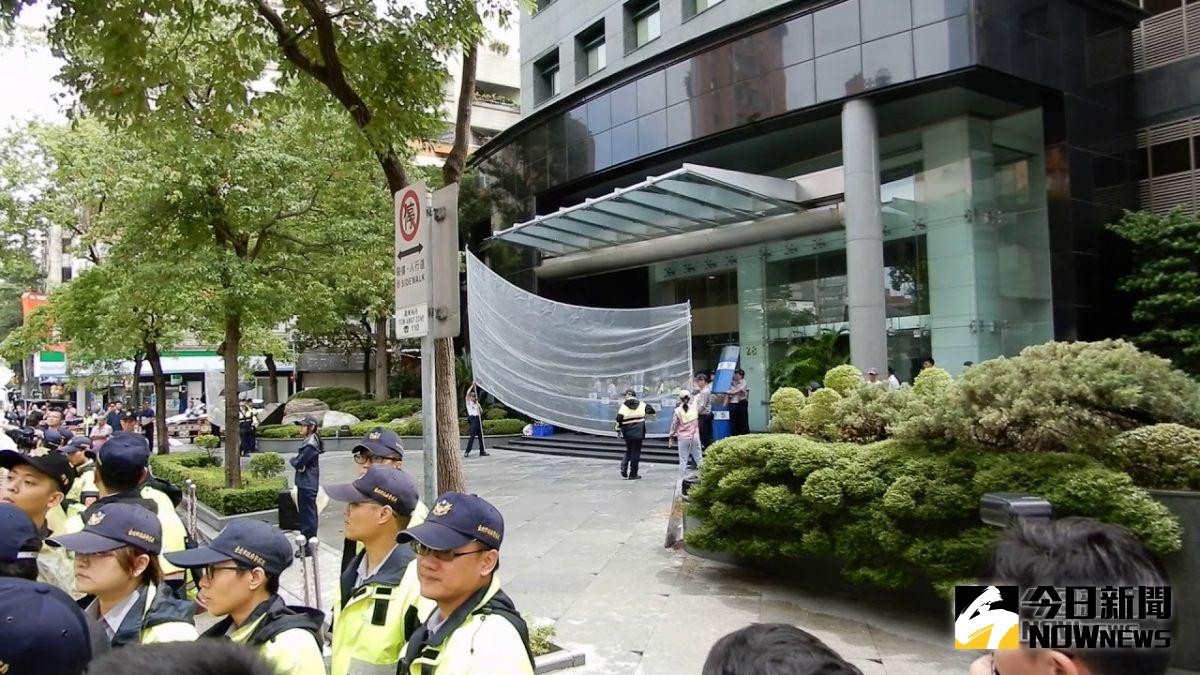 台南市慰安婦人權平等促進會10日前往日本台灣交流協會抗議，由於日方一度不願出面接受陳情書，引發憤怒民眾蛋洗協會。( 記者陳弘志攝，2018.09.10 ))