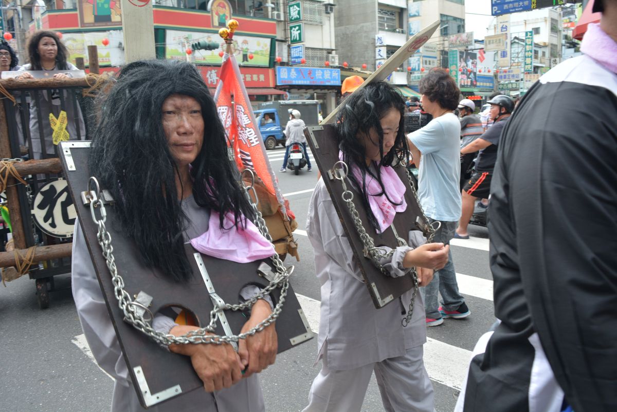 ▲戴著手鐐、背著枷的囚犯。（圖／記者郭政隆攝影2018.9.10）