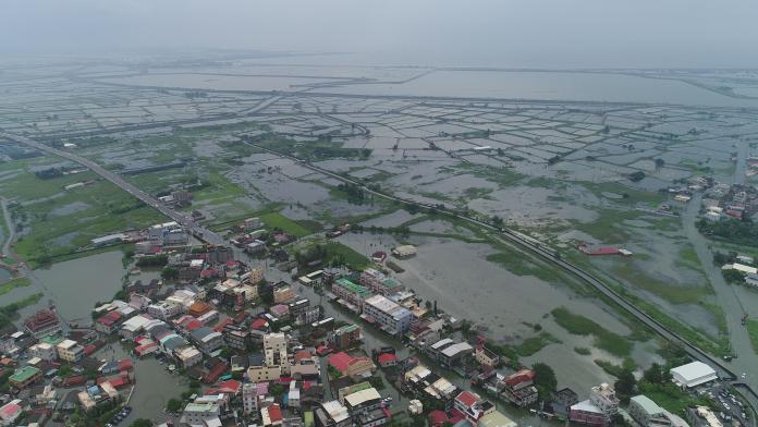 行政院：823淹水50公分以上受災戶 每戶發2萬元救助金
