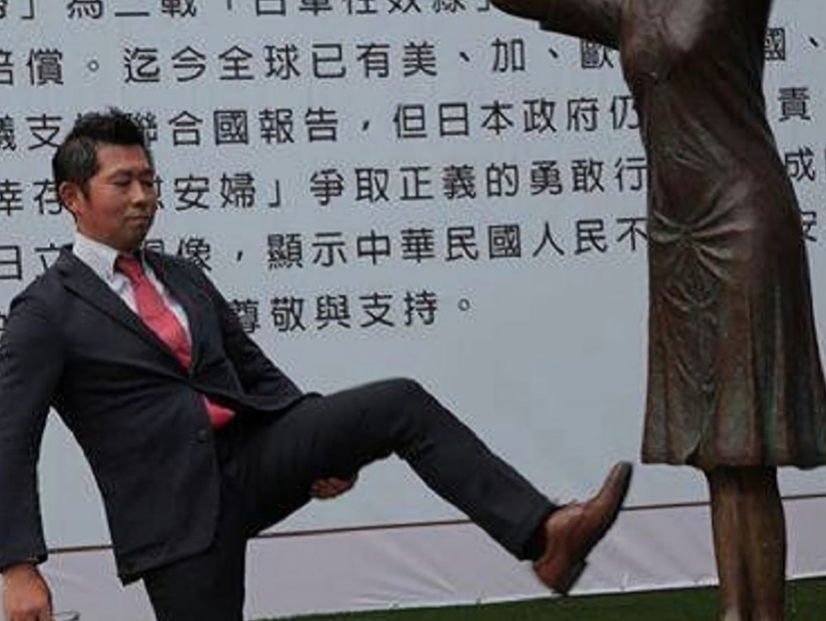 ▲日本「慰安婦之真相國民運動組織」代表藤井實彥日前被人發現疑似用腳踢慰安婦銅像，引起國內一片撻伐。（圖／翻攝自臉書）