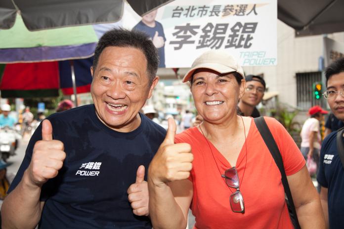 無黨籍台北市長候選人李錫錕今（11）日赴北投自強市場拜票。（李錫錕辦公室提供）