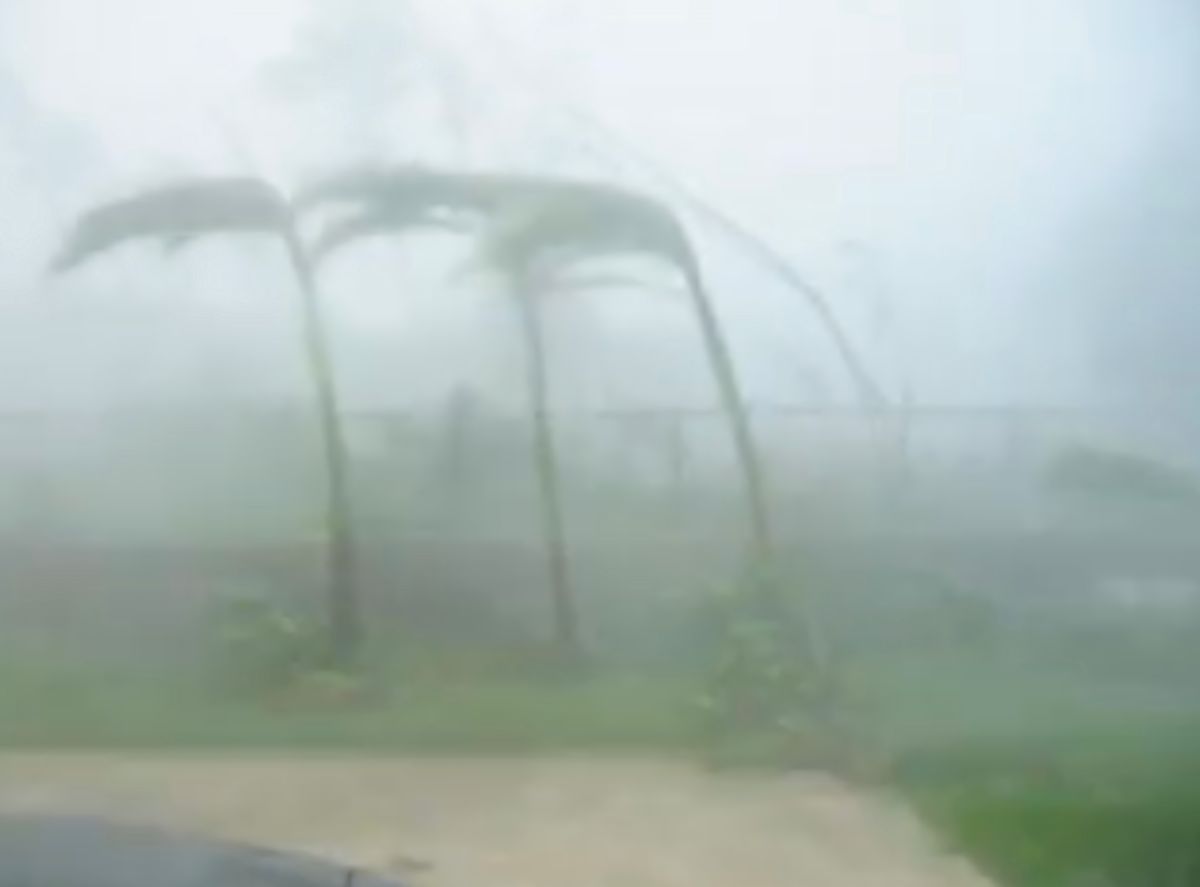▲「山竹很凶猛！」網友直擊關島慘況，狂風暴雨大停電。（圖／翻攝自臉書）