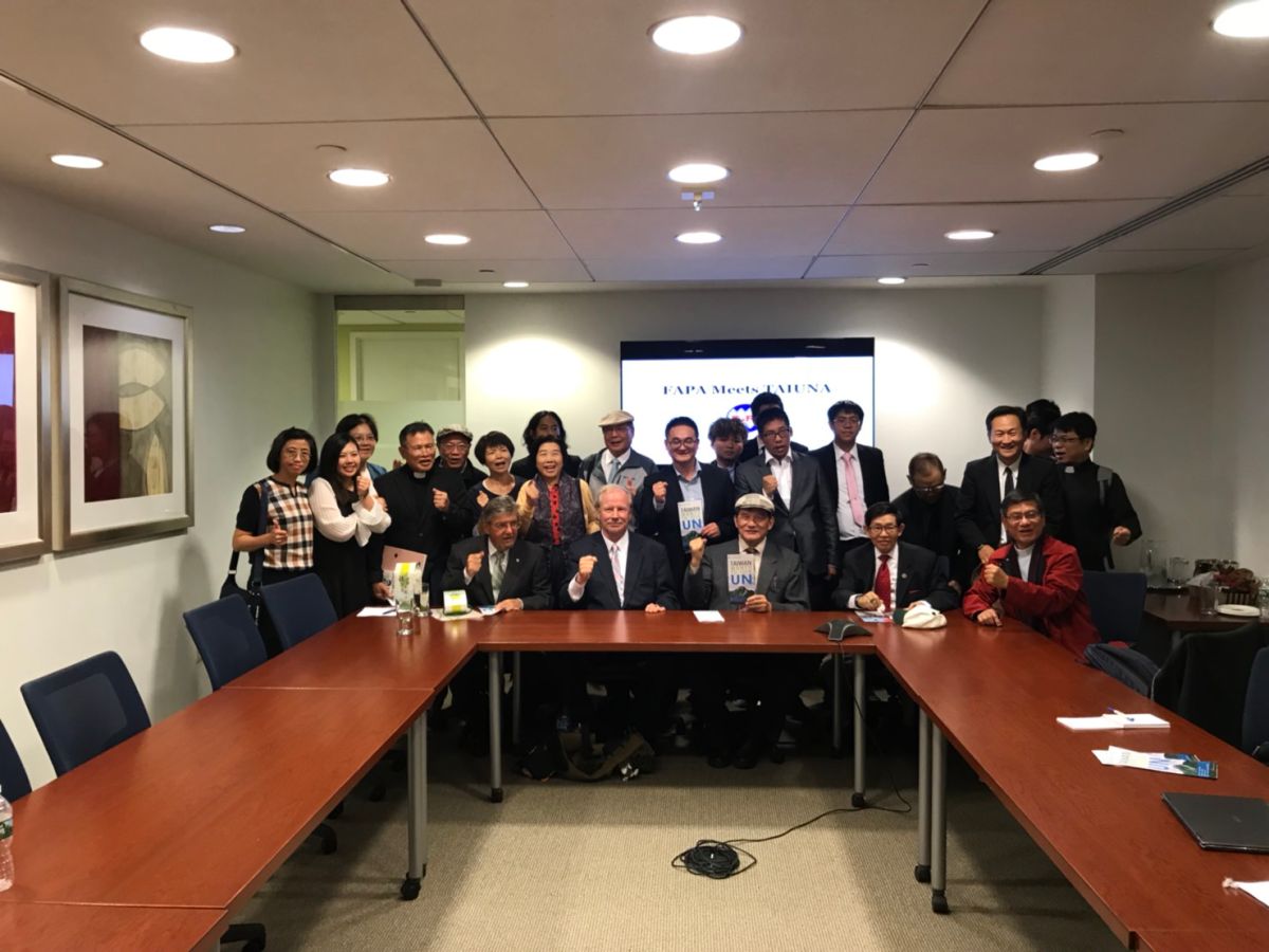 ▲宣達團與FAPA主任昆布勞、民進黨駐美代表處代表彭光理合影。（圖／曾琮愷提供）