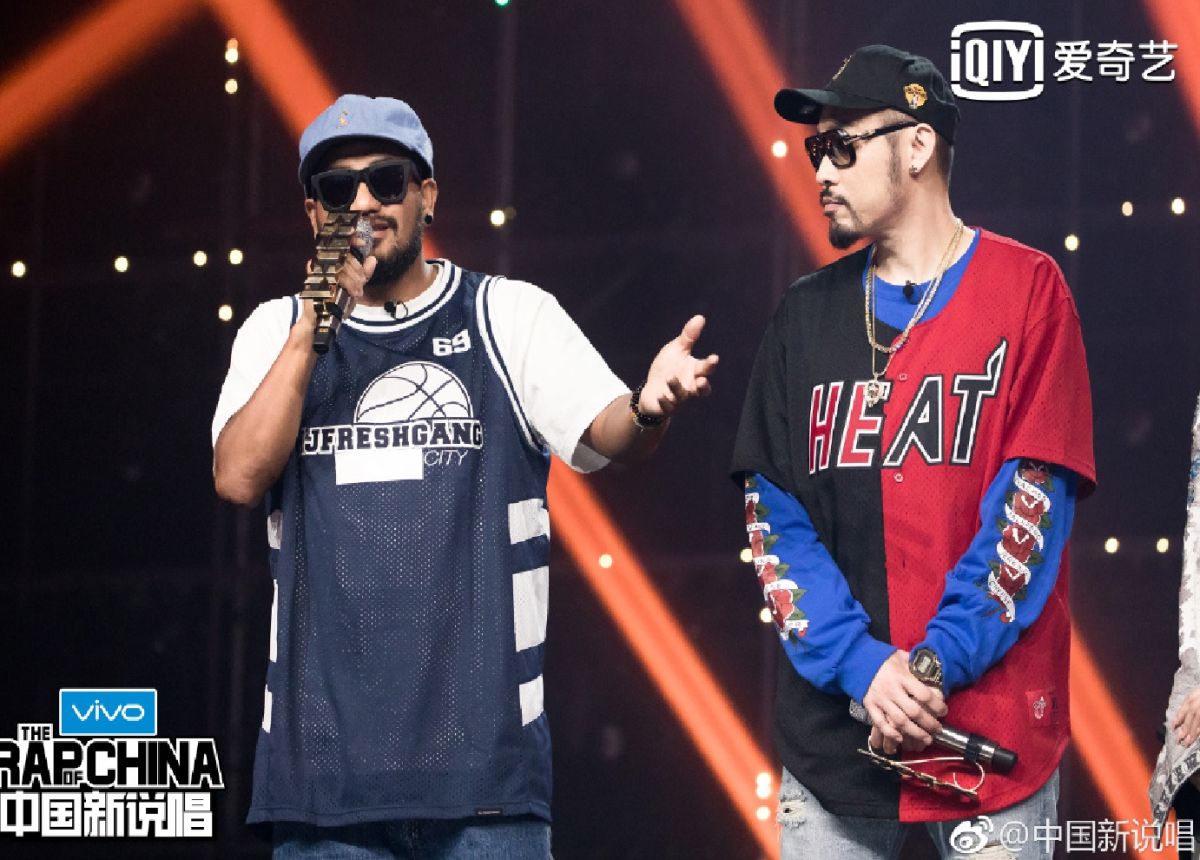 張震嶽及熱狗擔任製作人導師。（圖／翻攝自《中國新說唱》官方微博 , 2018.9.12）