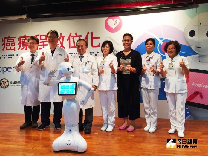 ▲高醫致力於發展醫療數位化服務，衛教機器人Pepper作為乳癌療程SOP重要的一環。（圖／記者陳美嘉攝）