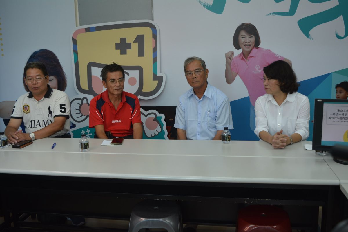 ▲黃敏惠邀請後湖里長洪獻武荖藤里長郭勝喜及里民趙道平談治水回憶。（圖／記者郭政隆攝影2018.9.12）