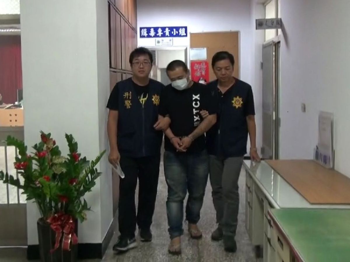 ▲章男因通緝期間非法持有槍枝及毒品遭警移送。（圖／記者郭凱杰翻攝，2018.09.13)