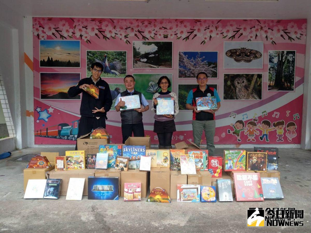 ▲替代役男阮柏銘(左)洽談業界贈桌遊，轉偏鄉翻轉教育。（圖/嘉義縣校外會提供，2018.09.13）