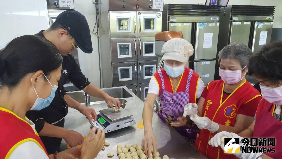 ▲由志工及學生們一同捲起衣袖，製作五百顆健康美味之愛心月餅。（圖／記者蘇榮泉攝，2018.09.13）