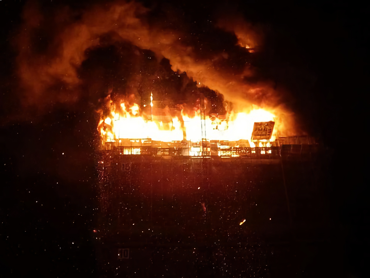 ▲新北市新莊區建築工地發生火警。（社會中心翻攝）