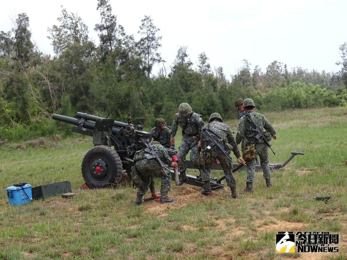 ▲國軍牽引榴彈炮多為服役超過50年以上裝備。圖為金門105榴炮陣地轉換操演。(圖/記者呂炯昌攝)