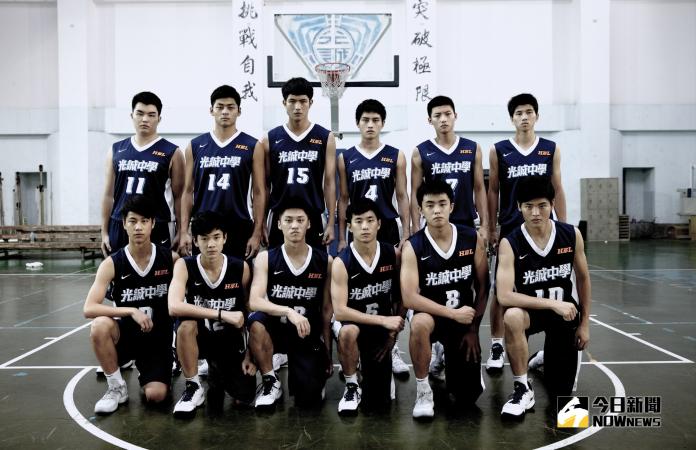 ▲范少勳（後右三）在片中領軍的光誠中學籃球隊。（圖／下半場電影，2018.09.14）