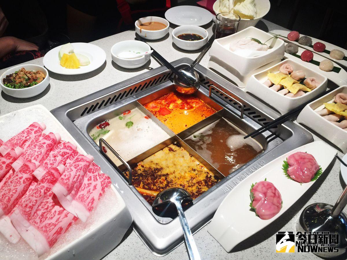 ▲海底撈火鍋提供可以同時品嘗到四種鍋底口味的四宮格設計。（圖／記者陳美嘉攝 , 2018.09.14）