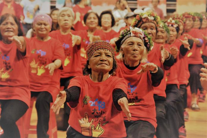 ▲大小vuvu運動會由400人的老幼組成健康操開場。（圖／記者陳宗傑攝,2018,09,14）