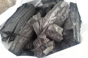 ▲激旨燒鳥創辦人曾建榮表示，濕木炭看似較耐燒，其實只是水分延緩木炭升溫及引燃速度。（圖／翻攝自 all.biz）