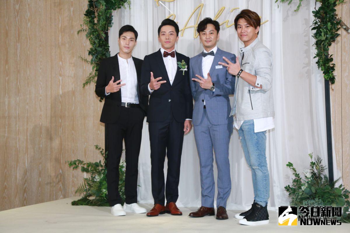 坤達（左二）結婚，Energy團員前來祝賀。（圖／記者葉政勳攝，2018.09.15）