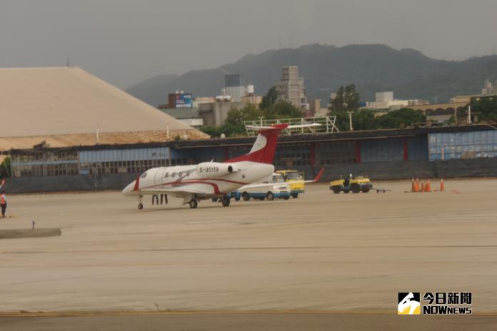 飛特立航空從金門後送病患至松山機場。（圖/記者呂炯昌攝）