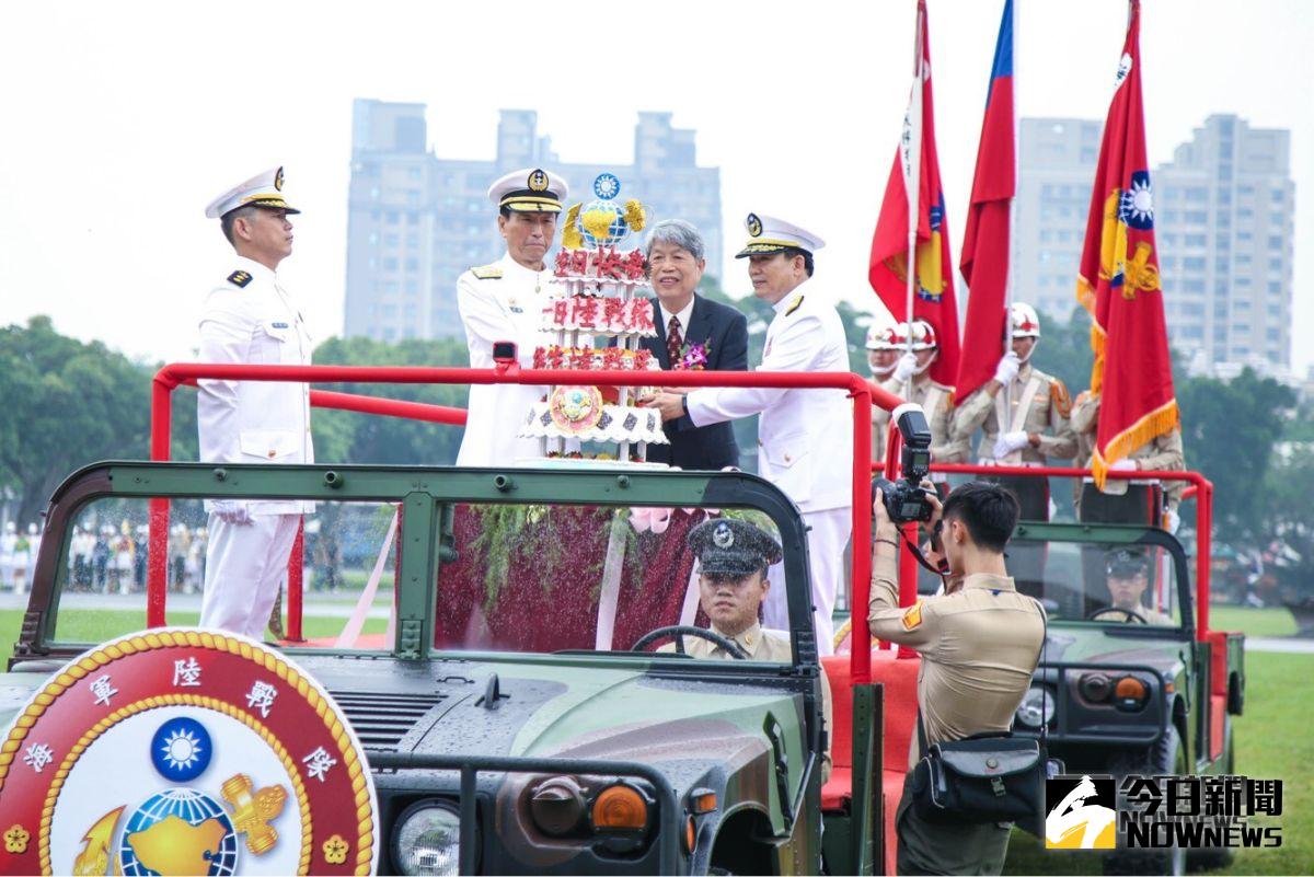 海軍陸戰隊指揮部15日舉行「海軍陸戰隊成軍71週年暨鴻運作戰勝利60週年」慶祝活動，總長李喜明上將、指揮官王瑞麟中將及前海軍司令陳邦治共同切壽糕。（圖／軍聞社提供）