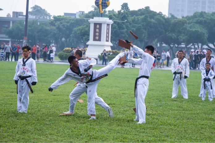 陸戰隊莒拳隊於15日的慶祝活動中，展現嫻熟戰技與訓練成果。（圖/軍聞社提供）