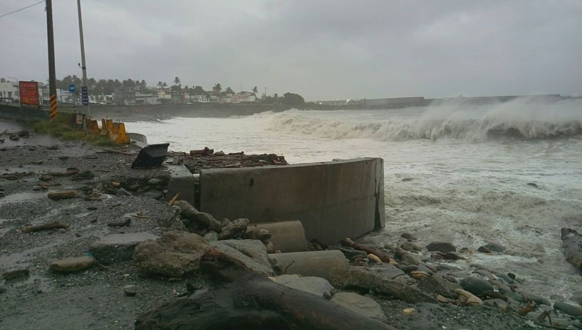  ▲一名網友貼出台東市富岡街 6 巷遭大浪侵襲之情景。（圖／翻攝自「就是礙台東」臉書社團）