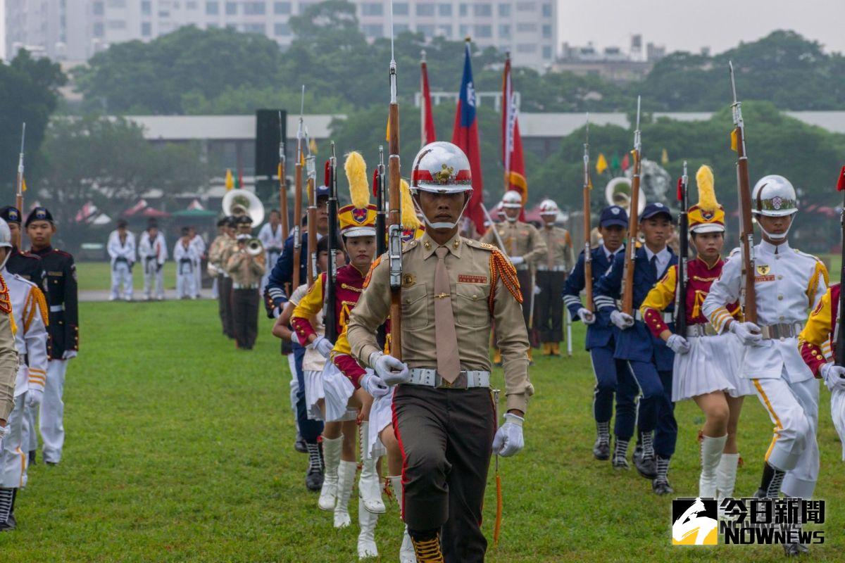 ▲在15日的隊慶活動中，陸戰樂儀隊與高中(職)學校儀隊實施聯合操演，整齊一致的動作彰顯出軍民充分合作的默契。（圖/記者郭凱杰攝，2018.09.15）