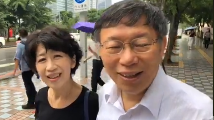 台北市長柯文哲與妻子陳佩琪合影。(圖 / 翻攝自陳佩琪臉書)