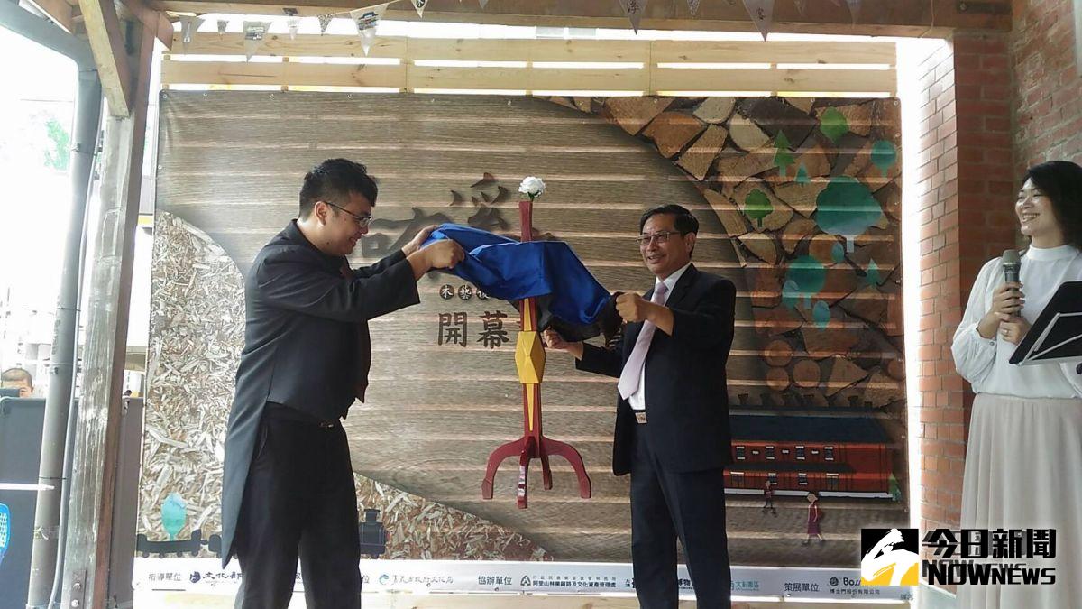 嘉義市長涂醒哲參與現場魔術表演，展現親民形象。〔圖／記者吳晉輝攝，2018.09.16〕