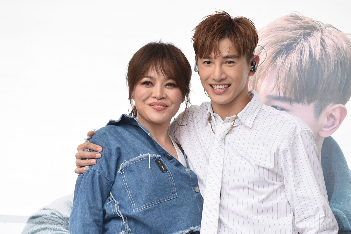 張立昂（右）首張創作EP簽唱會，師姐戴愛玲（左）現身送禮祝福。。（圖／記者林柏年攝，2018.9.16）