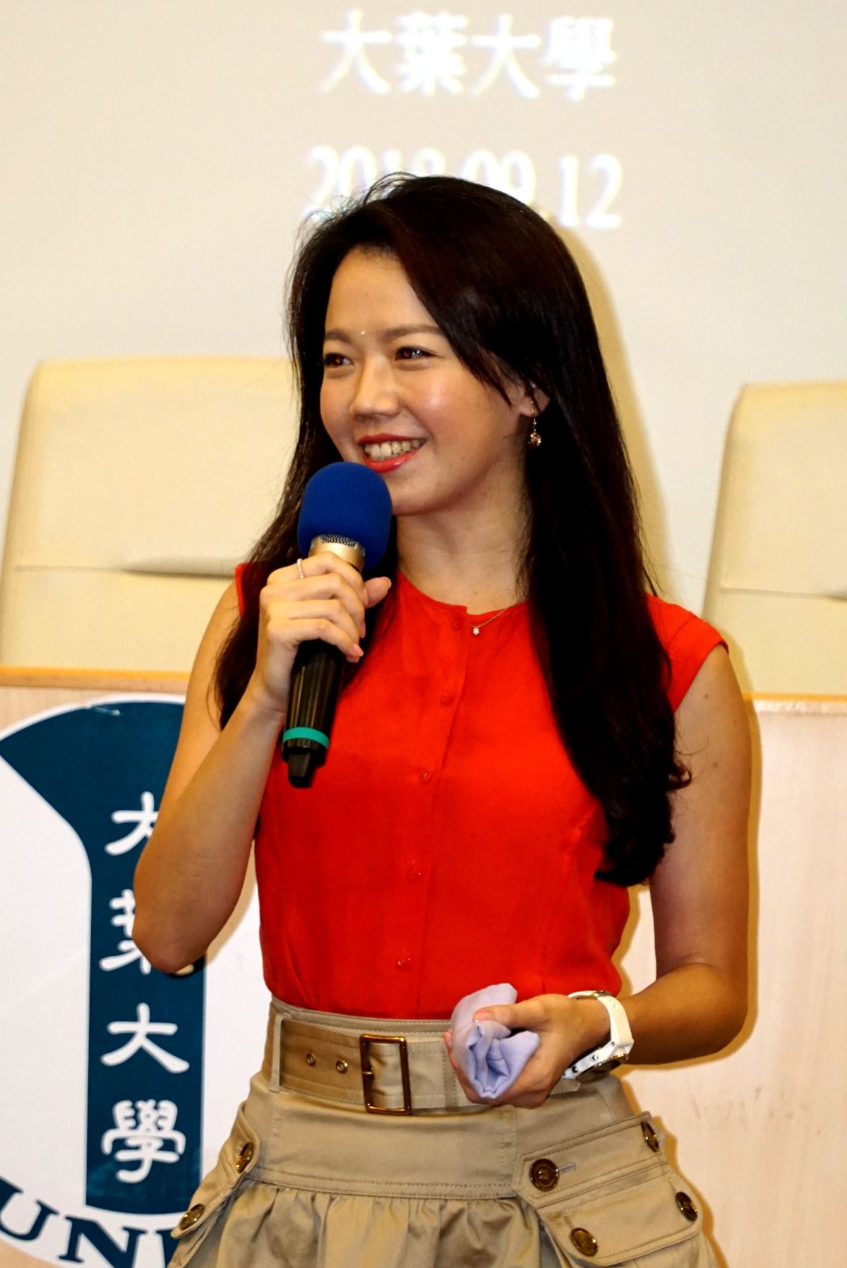 投身志工行列的林宜琳與大葉大學新生分享她的心路歷程，鼓勵學生要勇敢嘗試，現場座無虛席。（圖／記者陳雅芳攝，2018.09.16)