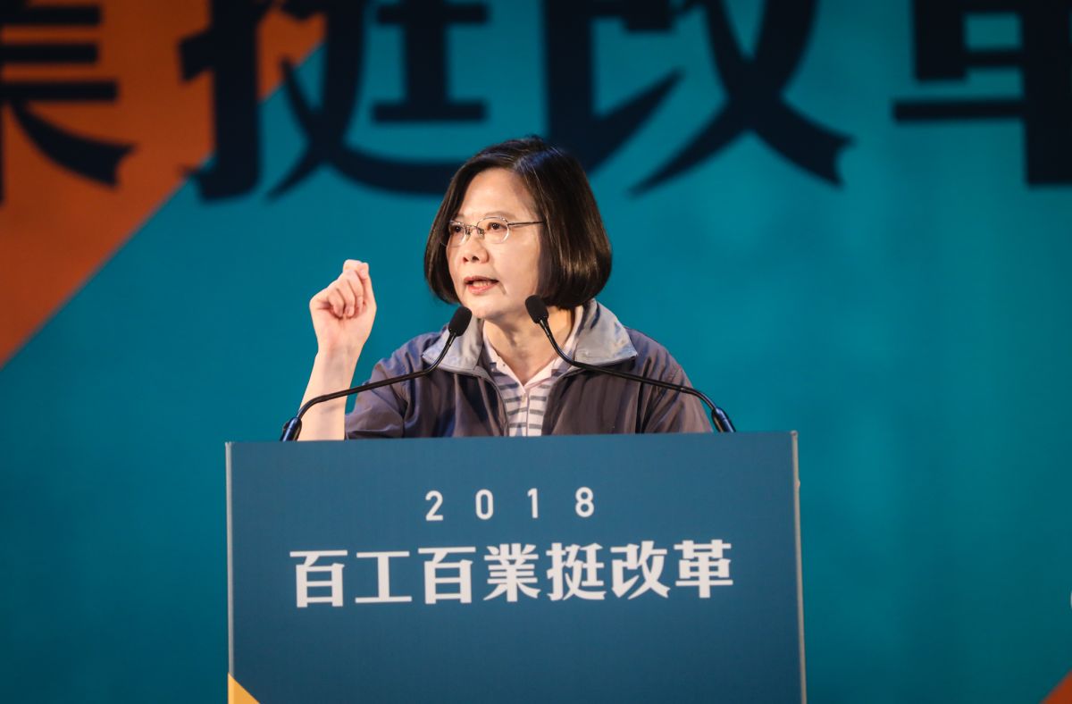 ▲總統蔡英文表示，網路最近有很多假消息、假新聞，她拜託大家，看到奇怪消息時一定要先查一下。（圖 / 民進黨提供）