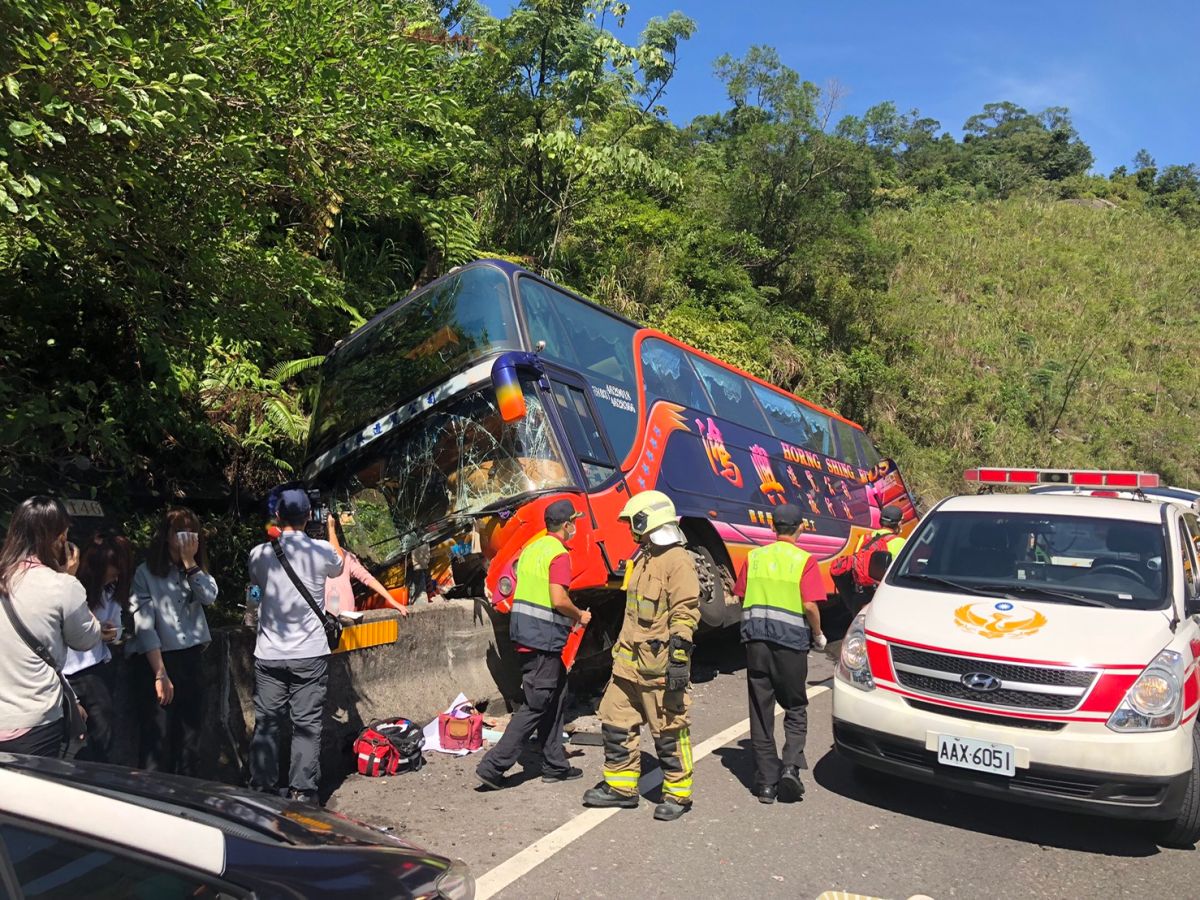 ▲一輛遊覽車上午行經基隆台62線快速道路大埔交流道時，不慎撞上水泥護欄後翻覆。（圖／基隆市政府提供）