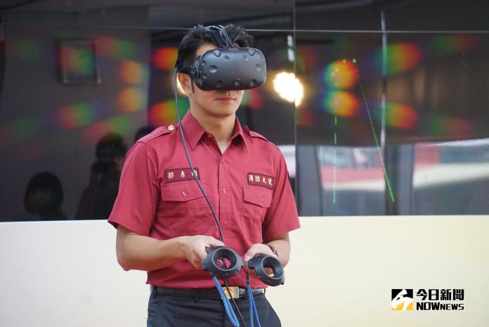 「火災任務VR闖關活動」，透過虛擬實境，讓民眾體驗正確避難逃生知識。(圖/記者呂炯昌攝.2018.9.17)
