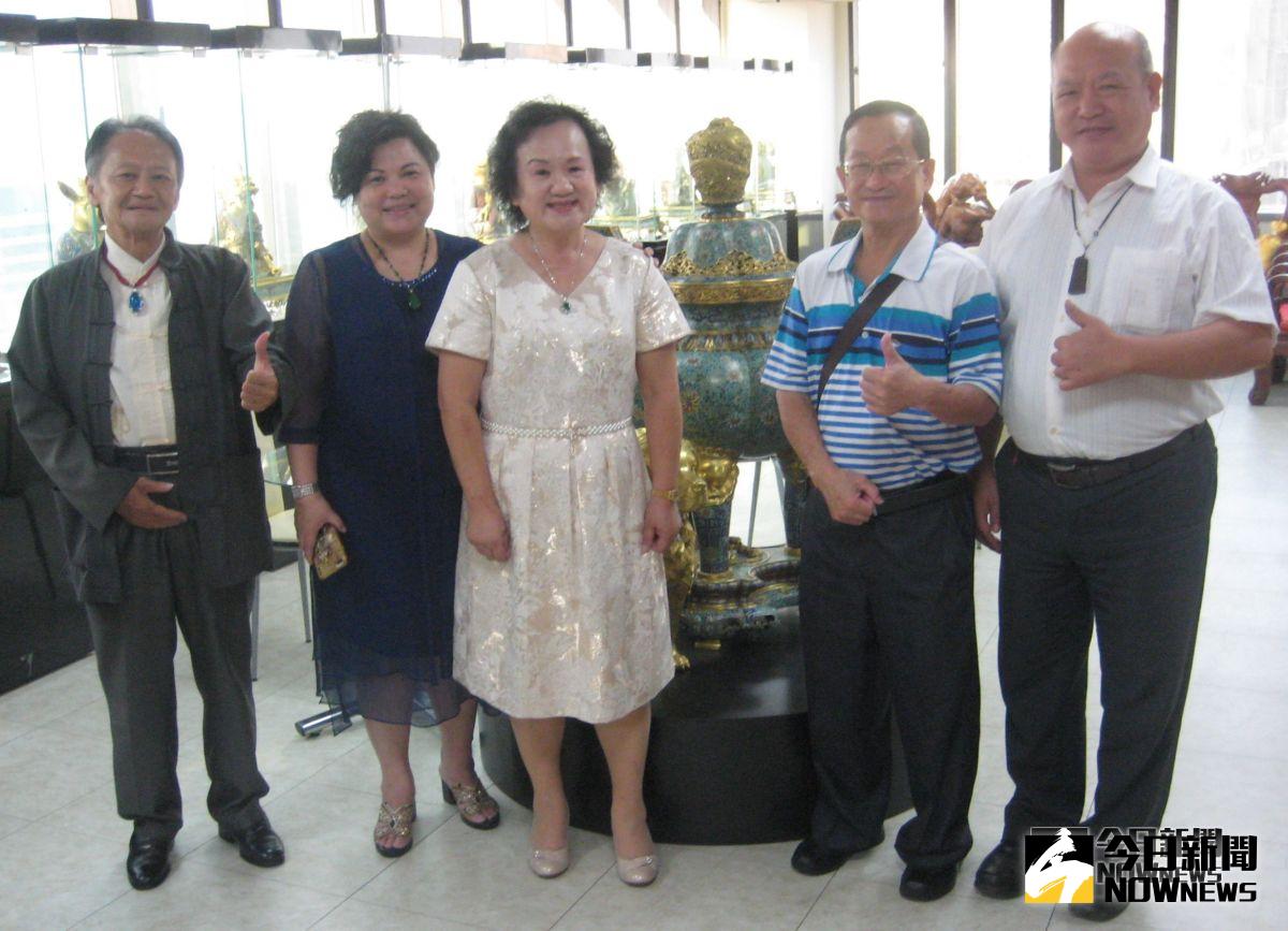 ▲奈米靈動藝術研究院院長廖建順(左1)到大器內蘊文創藝術公司參訪，由該公司董事長陳麗卿(左2)接待，並參觀該公司所典藏的帝宮寶藏，對於所典藏的中華古文物藝術品豐富，留下深刻印象。(圖／記者黃守作攝，2018.09.17)