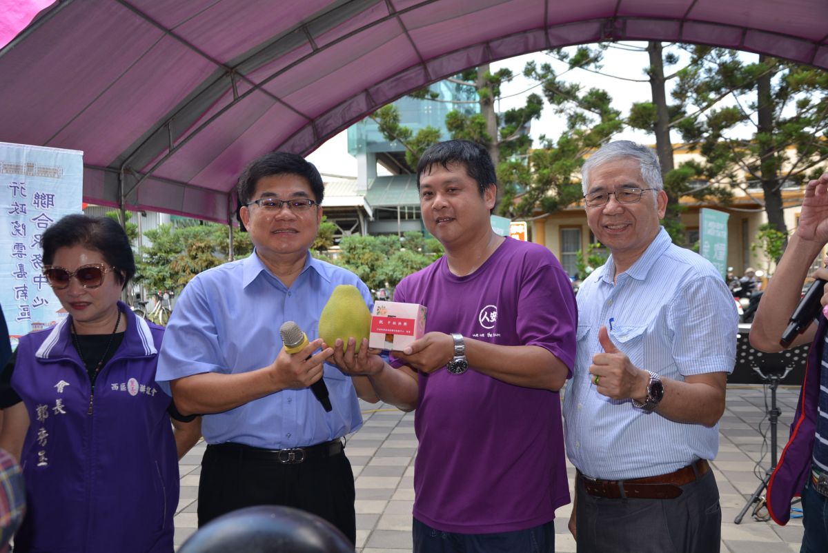 ▲徐文志副執行長代表致贈柚子及寒士包。（圖／記者郭政隆攝影2018.09.17）