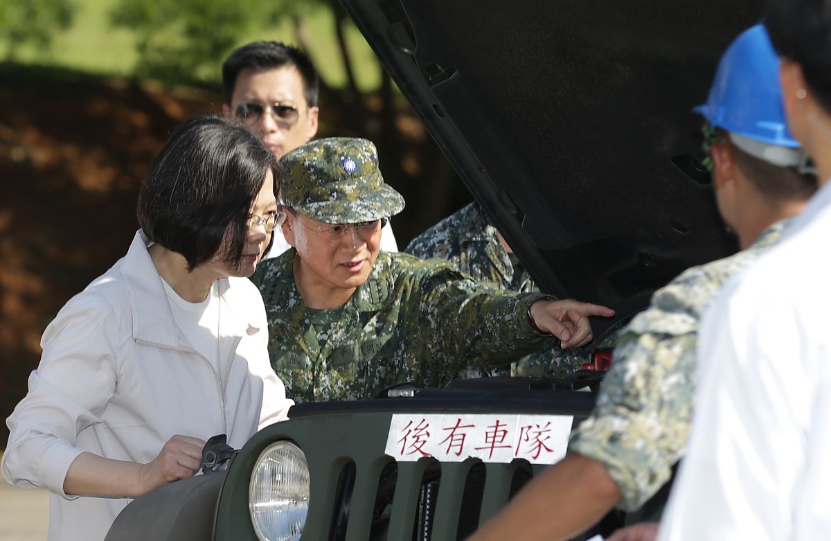 蔡英文總統17日由陸軍司令王信龍上將陪同，前往陸軍關渡地區指揮部慰勉官兵，並視察裝備保養實況。（圖/軍聞社提供）