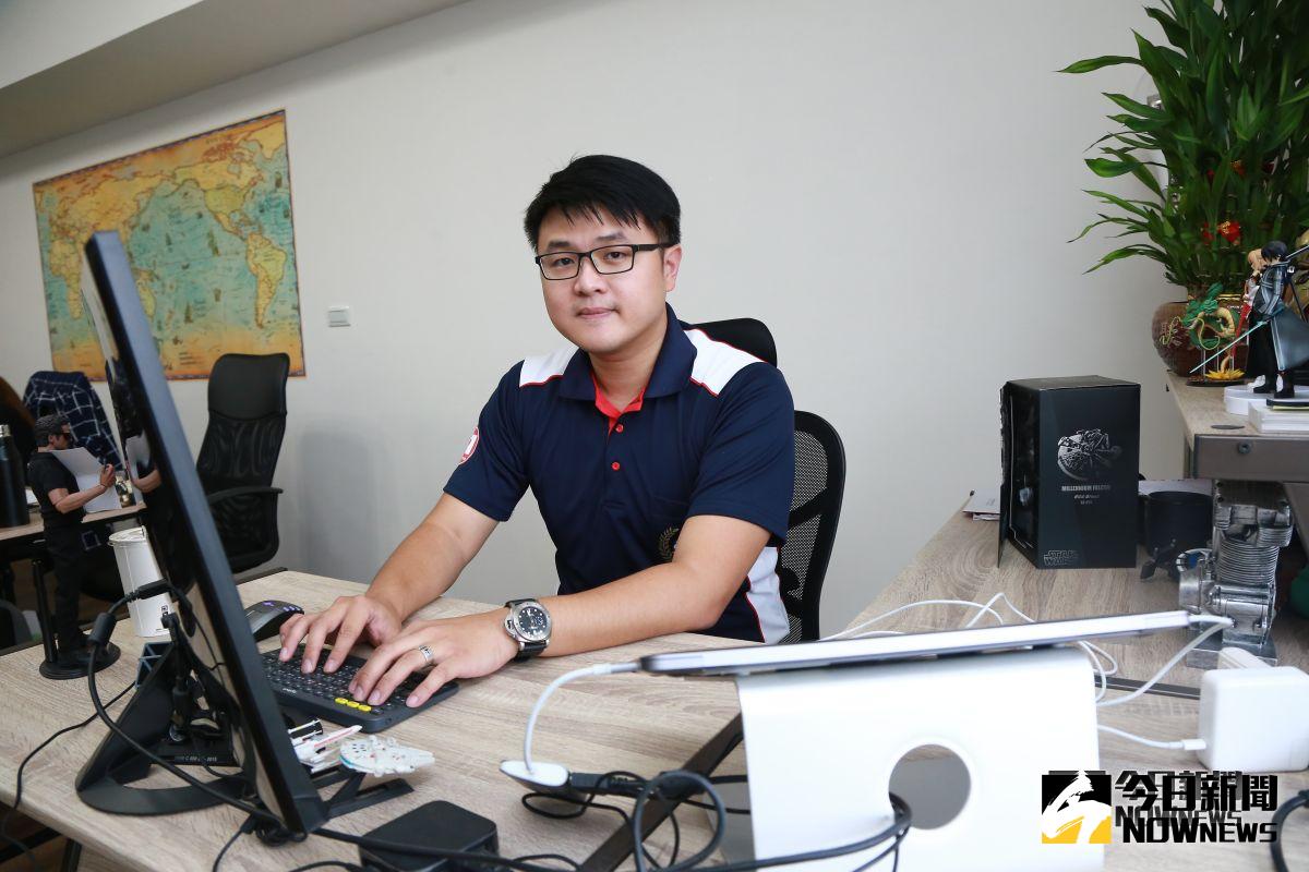 ▲林東閔高中時賺到人生第一桶金、31歲擔任宏佳騰執行長，他透露「把人生當RPG（角色扮演）來玩就對了」，缺什麼就補充什麼，因此看到商機也遇見人生中的貴人。（圖／攝影記者葉政勳攝）