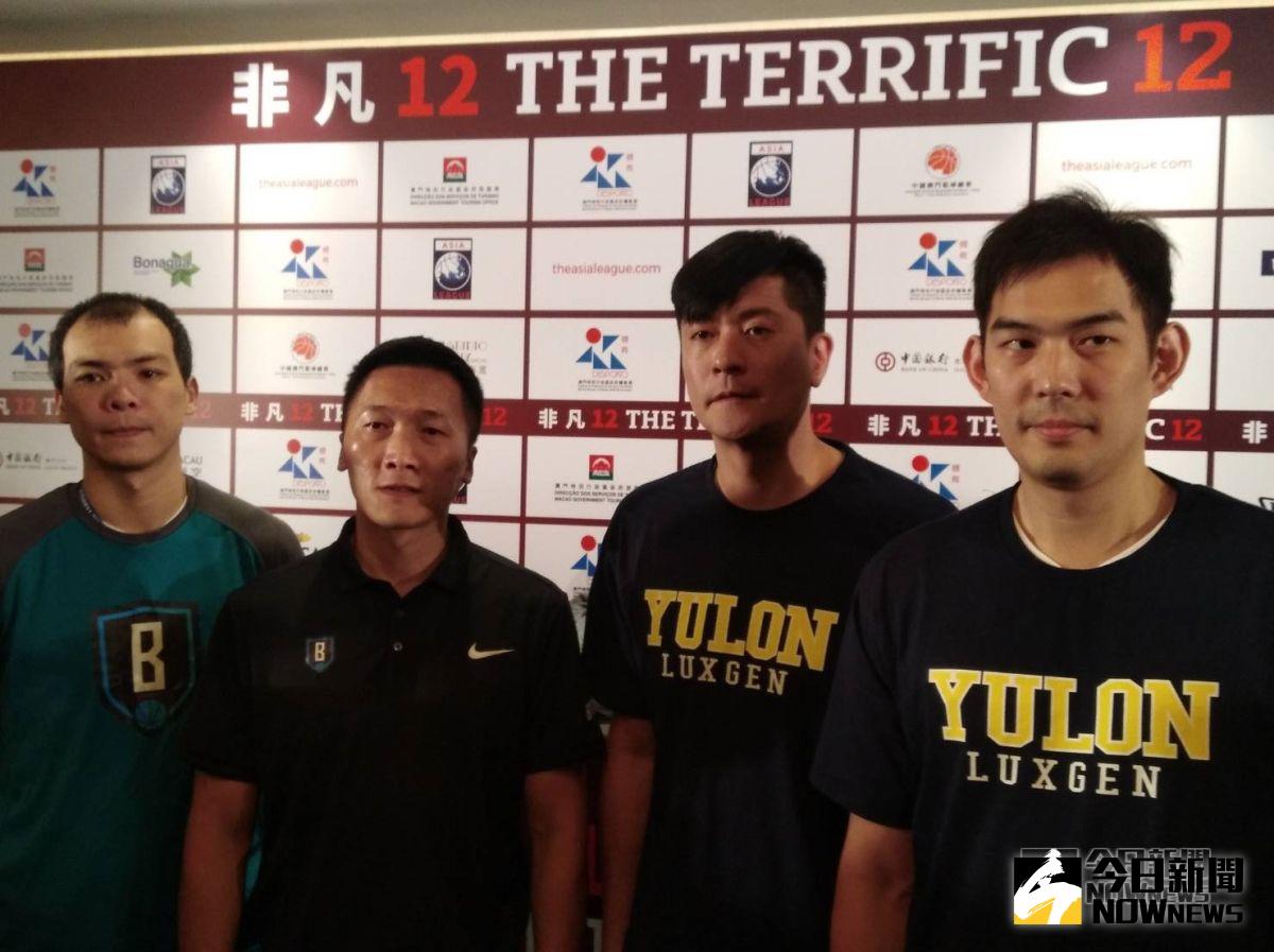 非凡12籃球賽即將開打。左起：富邦球員蔡文誠、教練許晉哲，裕隆教練李啟億、球員呂政儒。（圖／黃建霖攝）