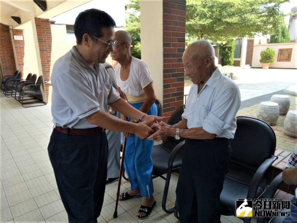 ▲福建省府秘書長翁明志(左)慰問地區社福機構，與入住機構的老人家寒暄。（圖／福建省政府提供，2018.09.18）