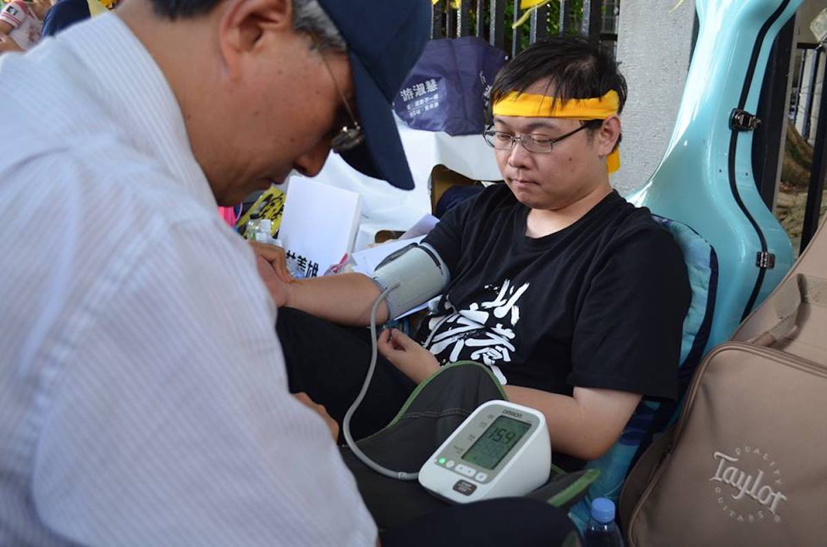 ▲「以核養綠」公投發起人黃士修絕食抗議超過 140 小時後，發現心跳血壓攀高，被送上救護車送醫。（圖／翻攝自黃士修臉書）