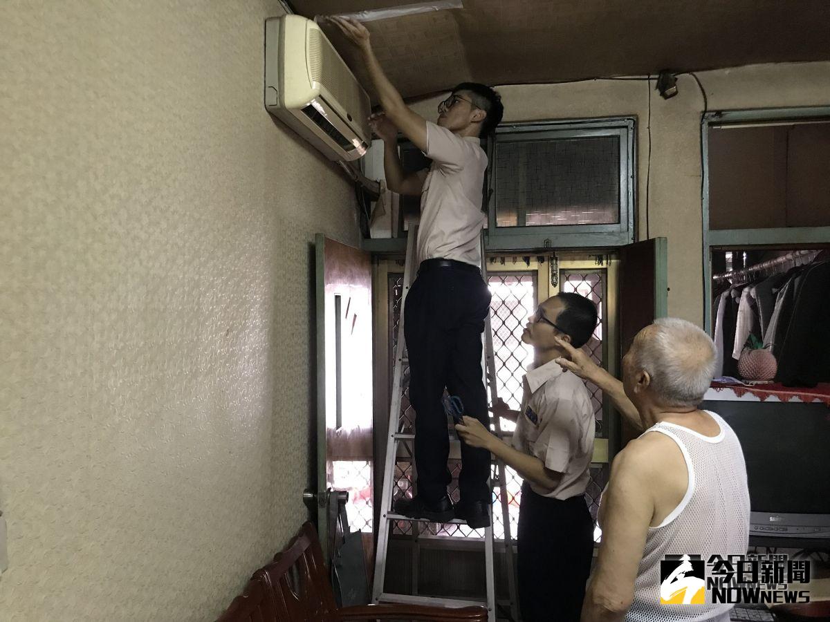 ▲榮民服務處運用替代役人力，提供榮民伯伯們生活關懷及協助打掃居家環境活動。（圖／NOWnews資料照）