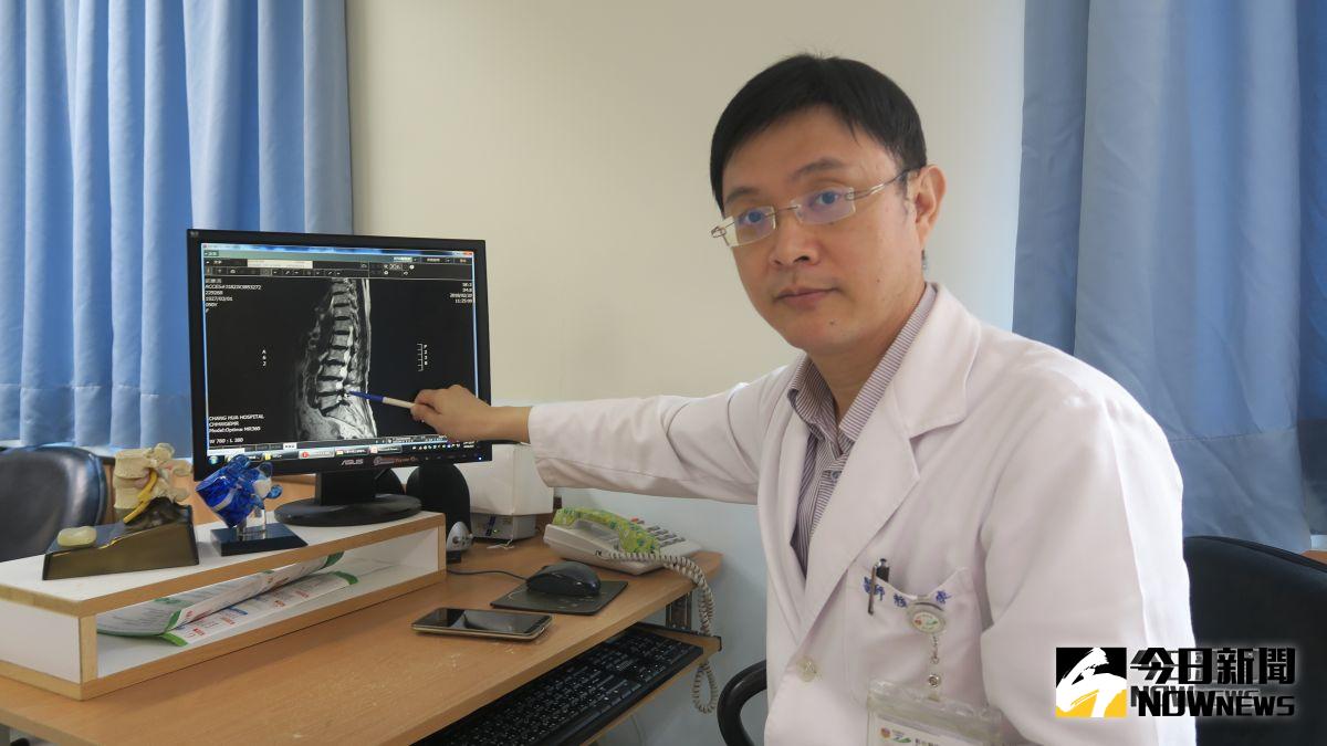 ▲腰椎骨刺引起坐骨神經痛是老年人常見疾病，彰化醫院脊椎神經外科採微創技術，不需要植入鋼釘及支架，也可達到矯正、解除疼痛的效果。（圖／記者陳雅芳攝，2018.09.18)