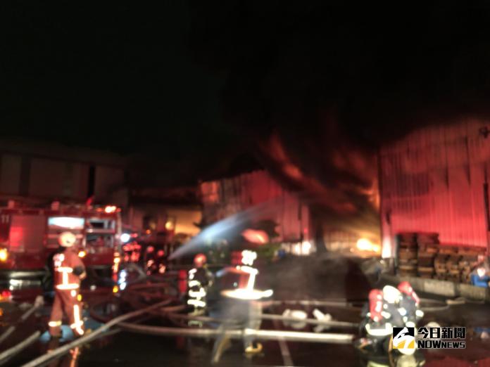 影／員林市紙箱工廠　300多坪廠房遭火球吞噬
