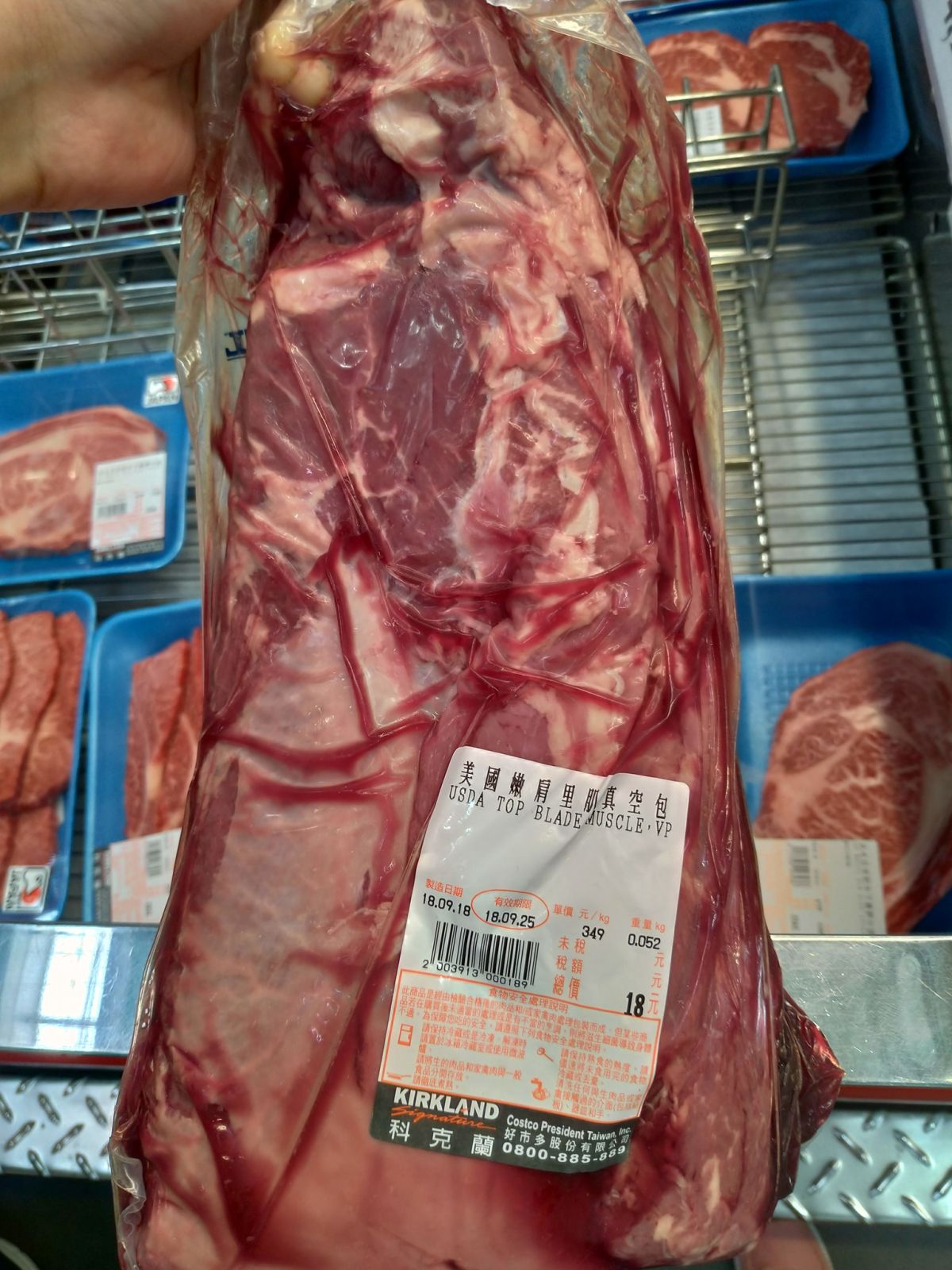 ▲台中好市多「美國嫩肩里肌真空包」標錯價，員工認了：「結帳以 18 元售出。」（圖／翻攝自爆廢公社）