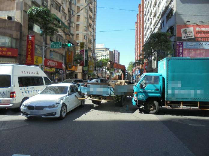 ▲彭姓駕駛下車卸貨，卻忘記將手剎車拉起，造成貨車向下坡衝去，撞及一輛貨車並殃及一輛自小客車後停止。（圖／桃園分局同安派出所提供, 2018.09.19）