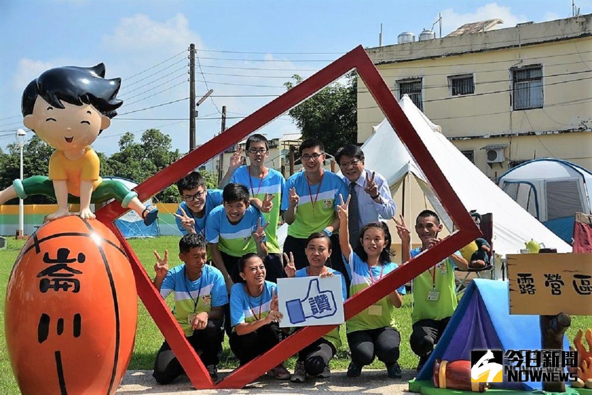 ▲潘縣長與學員親手搭建帳篷，大讚他們的維管營地能力。（圖／記者陳宗傑攝,2018,09,19）