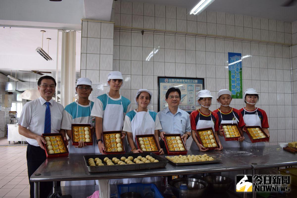 ▲北港農工校長廖宏瑩、北港國中校長傅國樑與學生，分享手工月餅。（圖／記者洪佳伶攝，2018.09 )