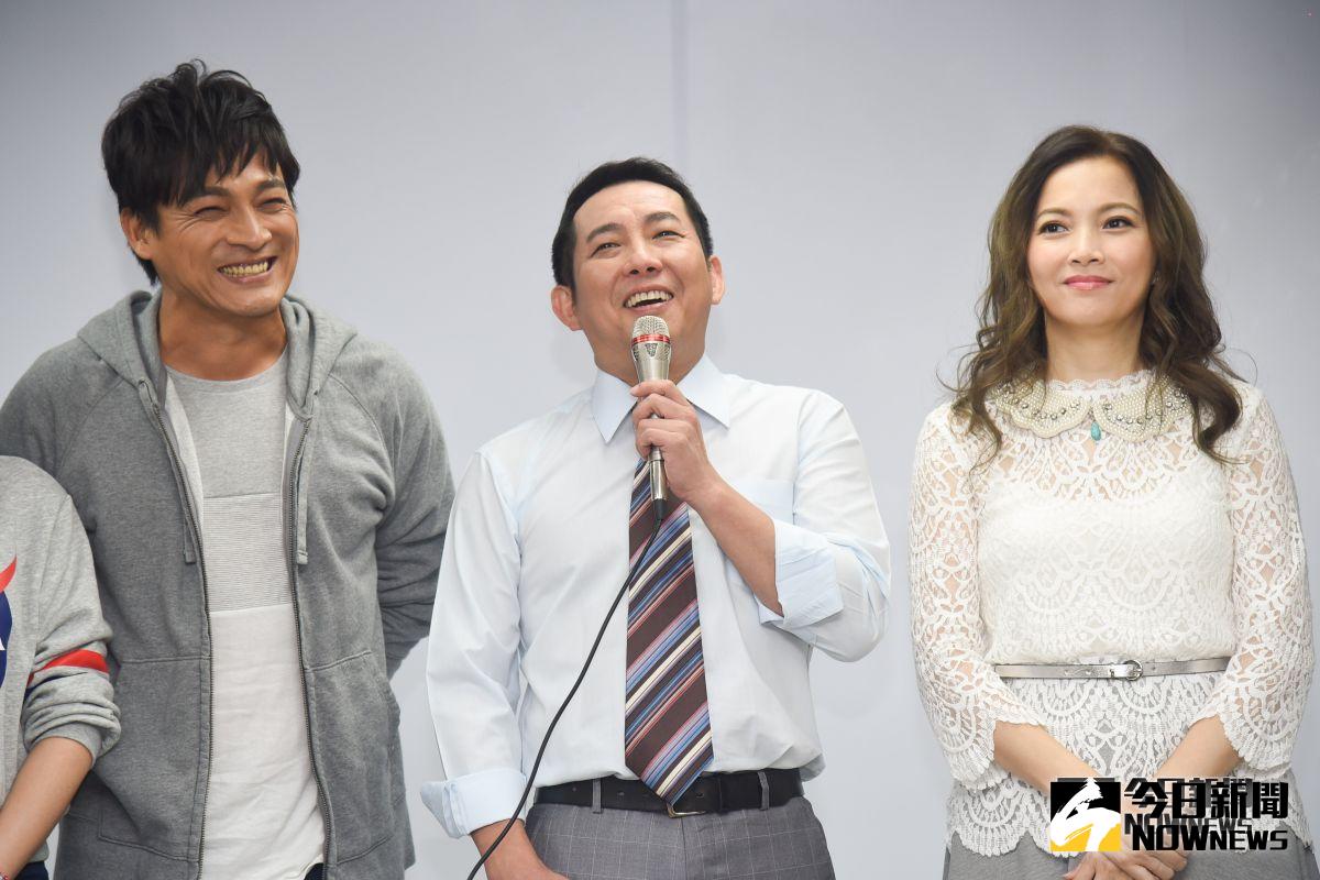 東明相（左起）、屈中恆、王曉書出席果陀劇場《悲憫次神的兒女》記者會。（圖／記者陳明安攝，2018.09.19）