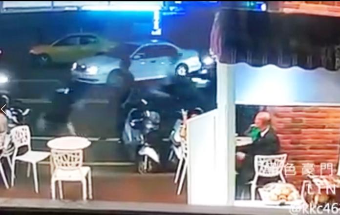 黑衣男飛踢無辜女子